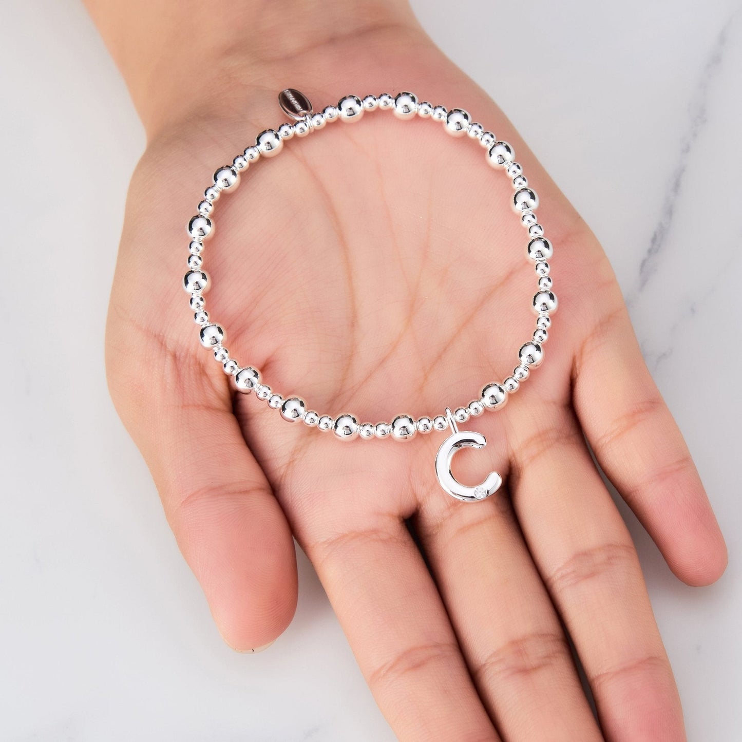 Bracelet extensible initial lettre C créé avec des cristaux Zircondia®