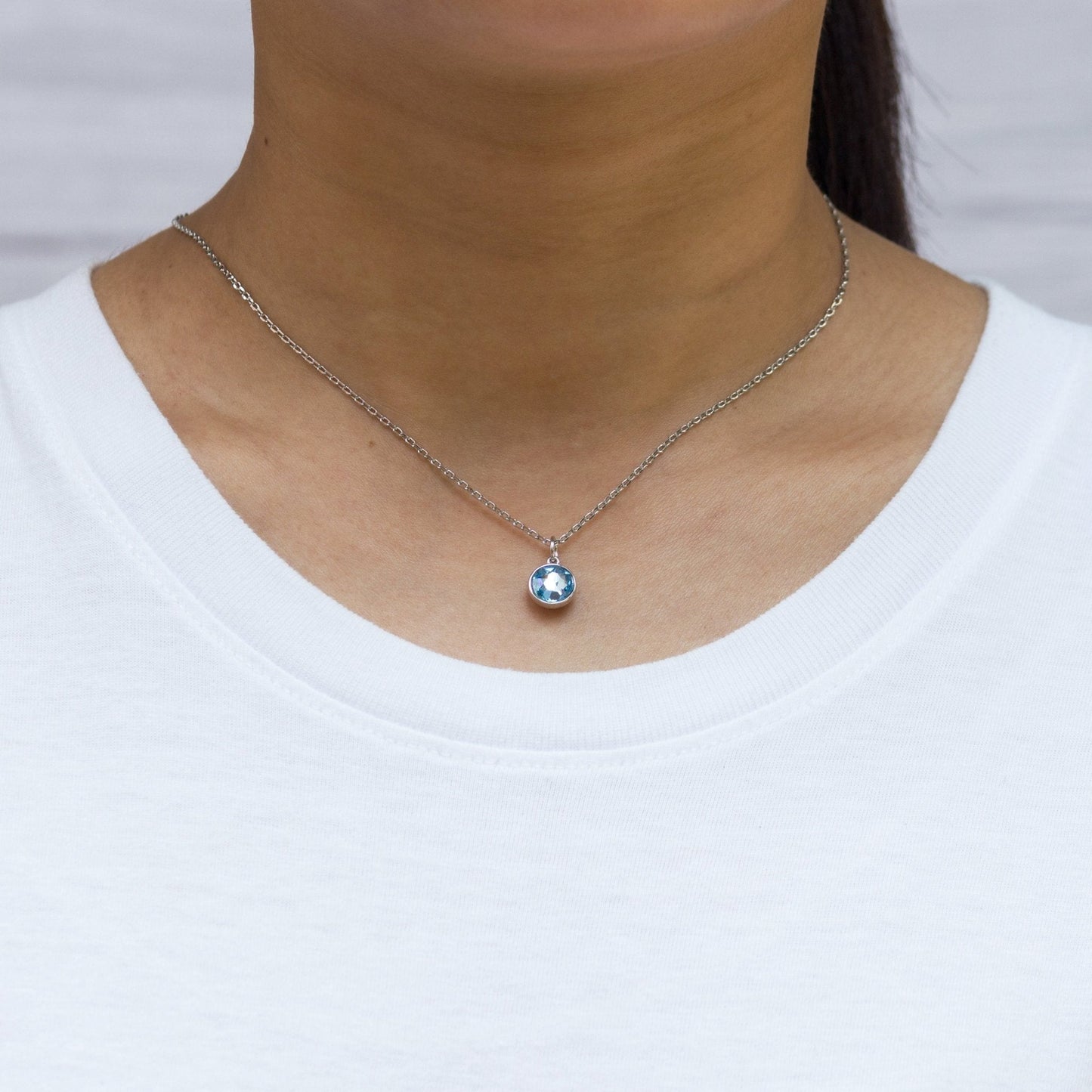 Collier en cristal bleu clair créé avec des cristaux Zircondia®