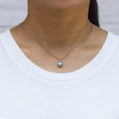 Collier en cristal bleu clair créé avec des cristaux Zircondia®