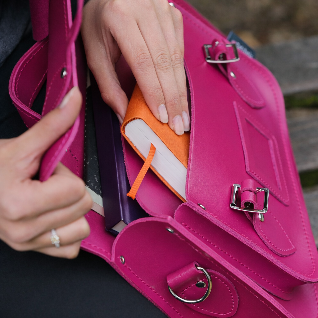 Sac besace en cuir fait main - Magenta