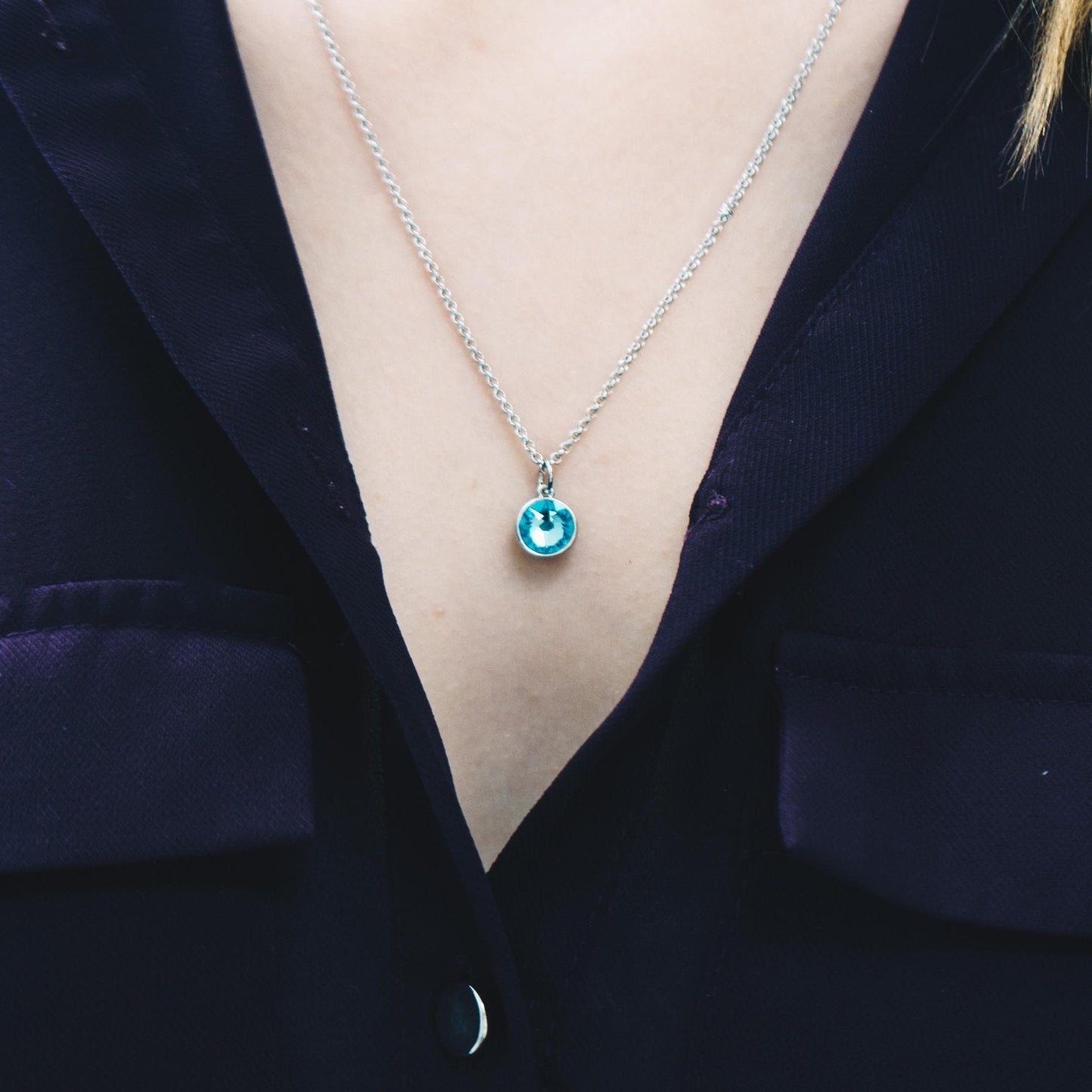 Collier pierre de naissance de mars (Aigue-marine) créé avec des cristaux Zircondia®