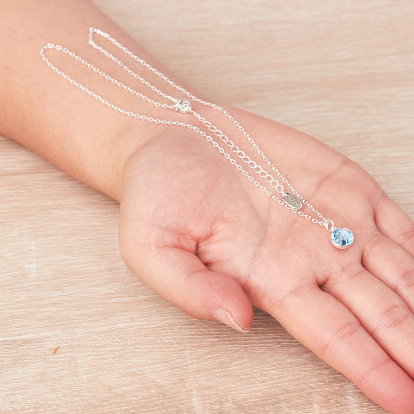 Collier pierre de naissance de mars (Aigue-marine) créé avec des cristaux Zircondia®