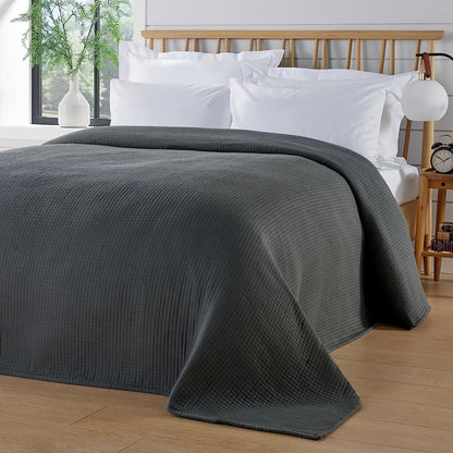 Jeté de lit matelassé Hotel Collection 240 x 260 cm en coton durable Doux et résistant Parure de lit blanche et grise pour une décoration de chambre élégante par OLIVIA ROCCO