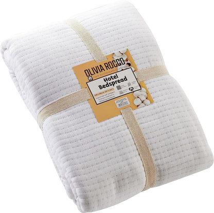 Jeté de lit matelassé Hotel Collection 240 x 260 cm en coton durable Doux et résistant Parure de lit blanche et grise pour une décoration de chambre élégante par OLIVIA ROCCO