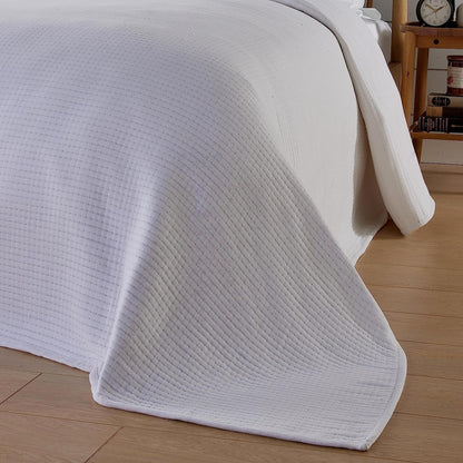 Jeté de lit matelassé Hotel Collection 240 x 260 cm en coton durable Doux et résistant Parure de lit blanche et grise pour une décoration de chambre élégante par OLIVIA ROCCO
