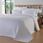 Jeté de lit matelassé Hotel Collection 240 x 260 cm en coton durable Doux et résistant Parure de lit blanche et grise pour une décoration de chambre élégante par OLIVIA ROCCO