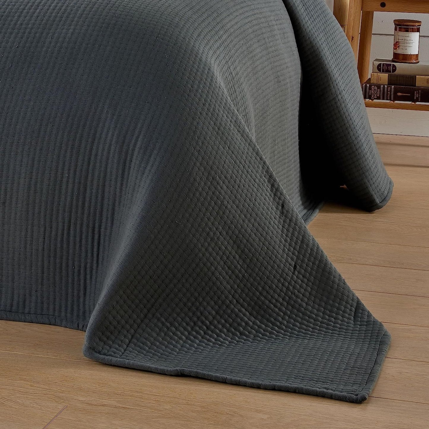 Jeté de lit matelassé Hotel Collection 240 x 260 cm en coton durable Doux et résistant Parure de lit blanche et grise pour une décoration de chambre élégante par OLIVIA ROCCO