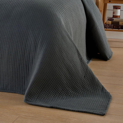 Jeté de lit matelassé Hotel Collection 240 x 260 cm en coton durable Doux et résistant Parure de lit blanche et grise pour une décoration de chambre élégante par OLIVIA ROCCO