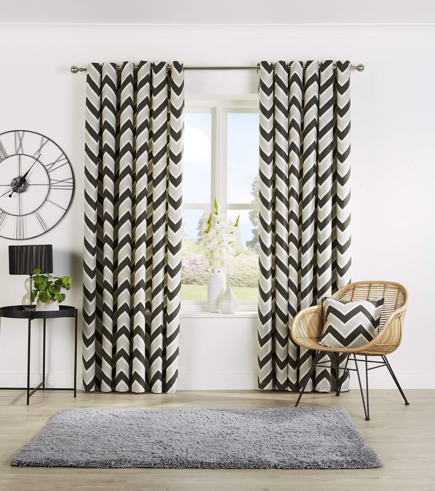 Rideaux à motif chevron avec housses de coussin assorties en mélange luxueux de polyester et coton de haute qualité pour salon et chambre à coucher, plusieurs tailles, certifié OEKO-TEX par OLIVIA ROCCO