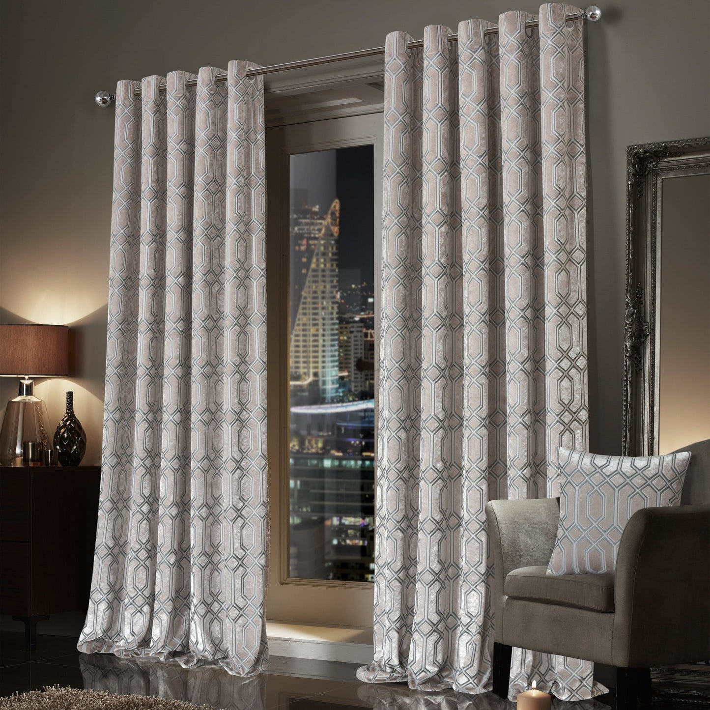 Rideaux à œillets en velours Luxe Geo Champagne, isolants thermiques, insonorisants et occultants pour chambre et salon par OLIVIA ROCCO