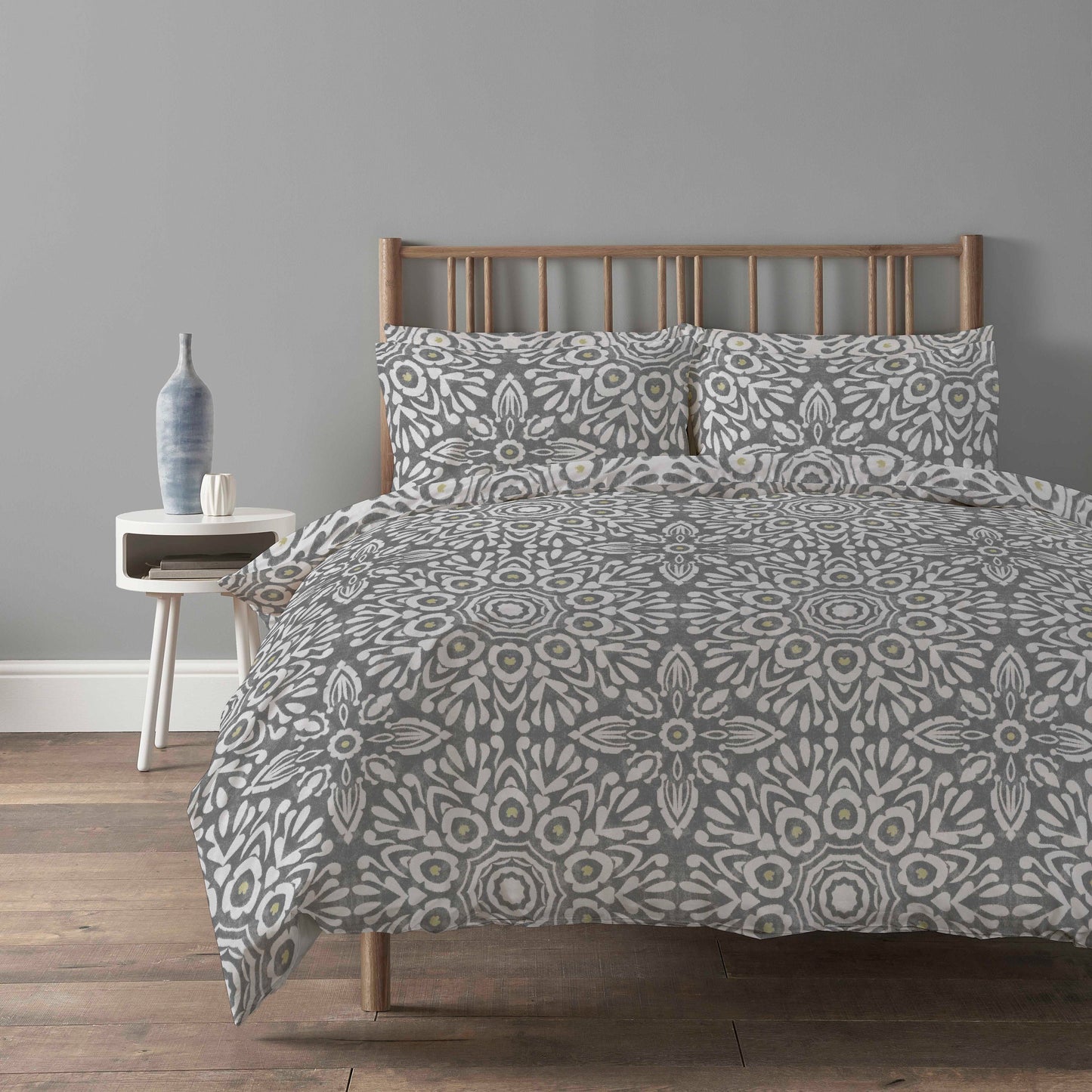 Parure de lit Alhambra grise avec housse de couette et taies d'oreiller, facile d'entretien, motif géométrique moderne, linge de lit doux par OLIVIA ROCCO