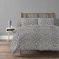 Parure de lit Alhambra grise avec housse de couette et taies d'oreiller, facile d'entretien, motif géométrique moderne, linge de lit doux par OLIVIA ROCCO
