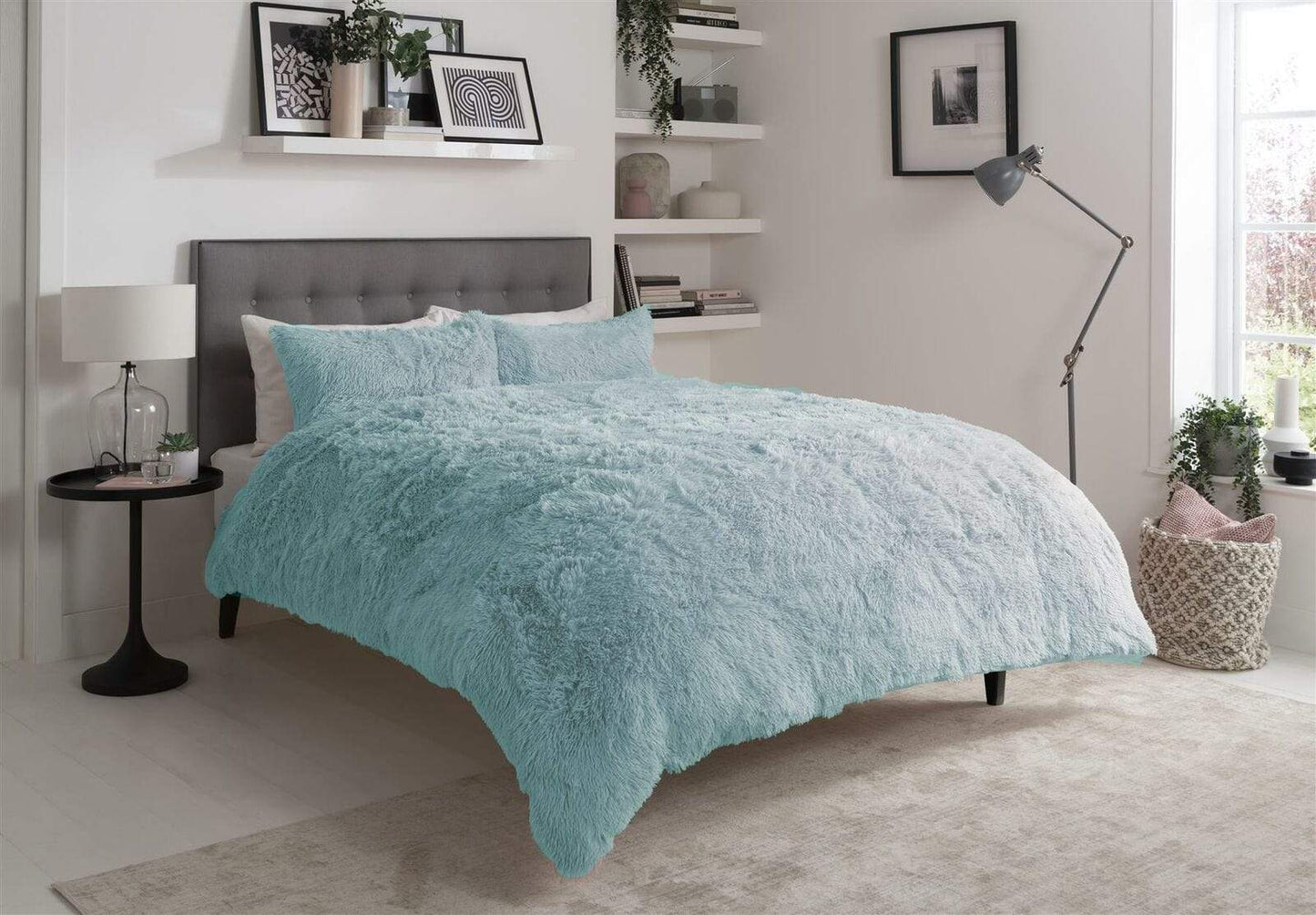 Parure de lit en fausse fourrure Snuggle & Cuddle pour un confort hivernal, très douce, à poils longs, disponible en plusieurs tailles et couleurs élégantes par OLIVIA ROCCO