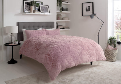Parure de lit en fausse fourrure Snuggle & Cuddle pour un confort hivernal, très douce, à poils longs, disponible en plusieurs tailles et couleurs élégantes par OLIVIA ROCCO