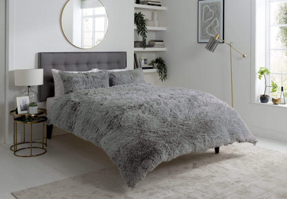 Parure de lit en fausse fourrure Snuggle & Cuddle pour un confort hivernal, très douce, à poils longs, disponible en plusieurs tailles et couleurs élégantes par OLIVIA ROCCO
