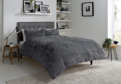 Parure de lit en fausse fourrure Snuggle & Cuddle pour un confort hivernal, très douce, à poils longs, disponible en plusieurs tailles et couleurs élégantes par OLIVIA ROCCO