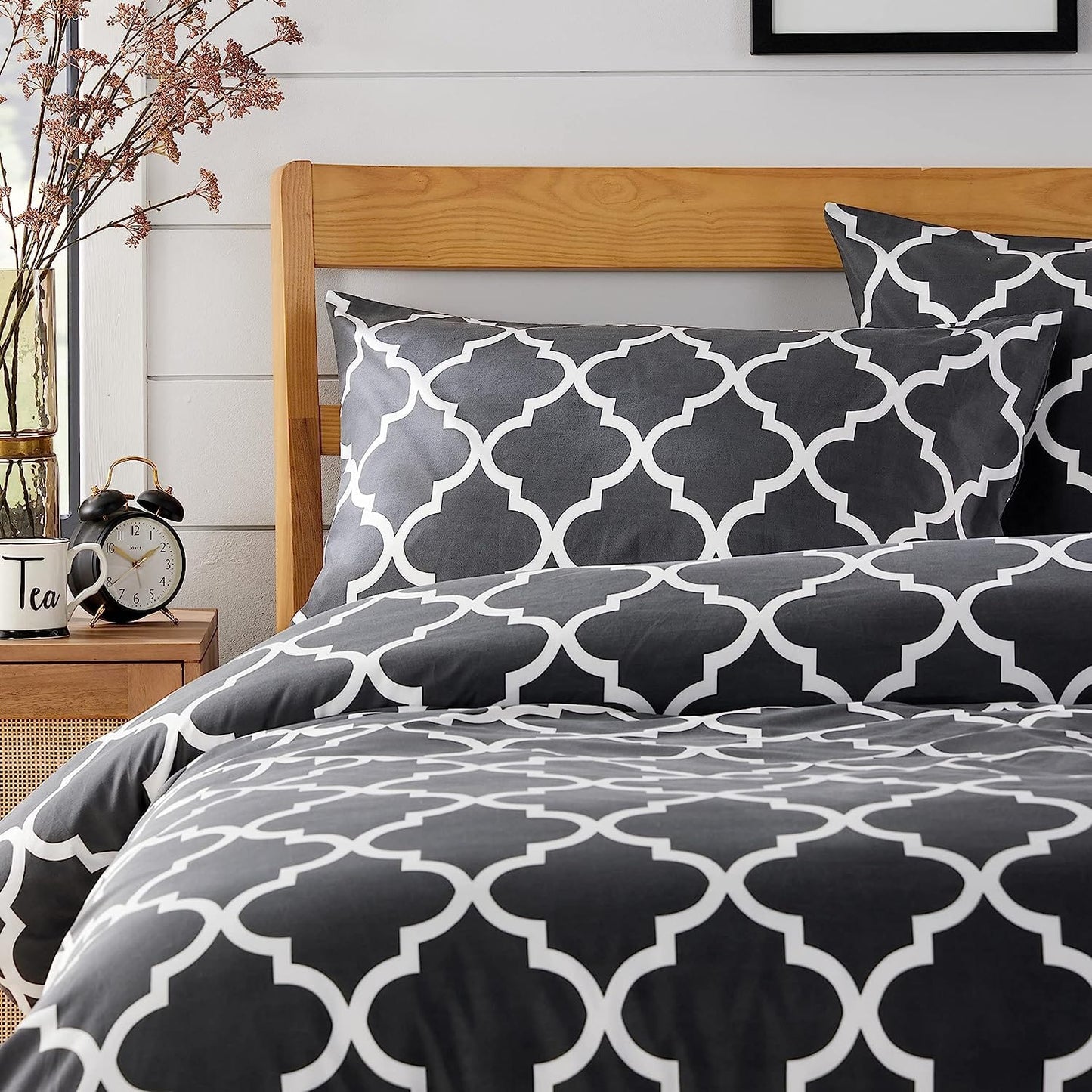 Parure de lit imprimée Marrakesh Grey, luxueuse, facile d'entretien, en mélange de polyester, avec taies d'oreiller pour chambre principale, chambres d'amis, dortoirs, durable et confortable par OLIVIA ROCCO
