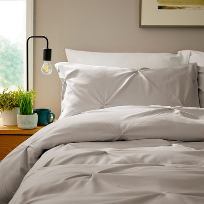 Parure de lit housse de couette et taies d'oreiller en microfibre plissée naturelle douce et respirante, facile d'entretien, de la marque OLIVIA ROCCO