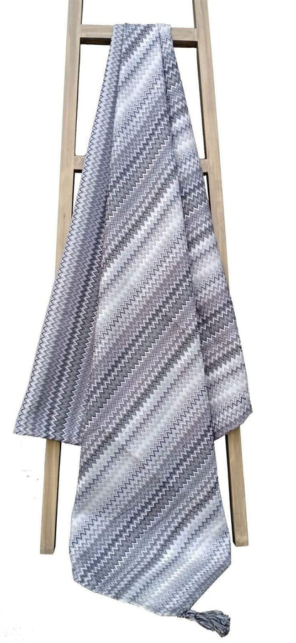 Plaid Bohème Mia avec Motif à Rayures Tribales et Bords à Pompons en Polyester Doux pour Canapés et Lits aux Couleurs Apaisantes par OLIVIA ROCCO