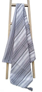 Plaid Bohème Mia avec Motif à Rayures Tribales et Bords à Pompons en Polyester Doux pour Canapés et Lits aux Couleurs Apaisantes par OLIVIA ROCCO
