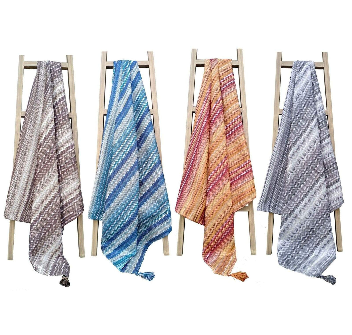 Plaid Bohème Mia avec Motif à Rayures Tribales et Bords à Pompons en Polyester Doux pour Canapés et Lits aux Couleurs Apaisantes par OLIVIA ROCCO