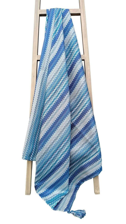 Plaid Bohème Mia avec Motif à Rayures Tribales et Bords à Pompons en Polyester Doux pour Canapés et Lits aux Couleurs Apaisantes par OLIVIA ROCCO