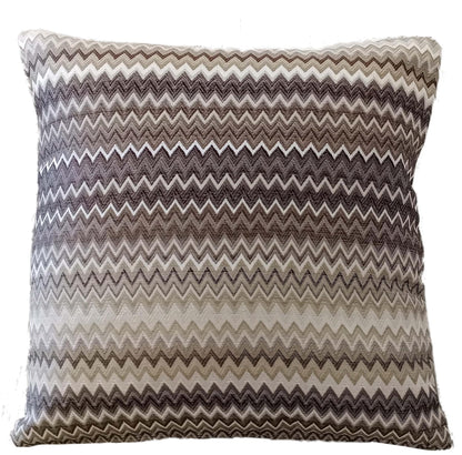 Plaid Bohème Mia avec Motif à Rayures Tribales et Bords à Pompons en Polyester Doux pour Canapés et Lits aux Couleurs Apaisantes par OLIVIA ROCCO