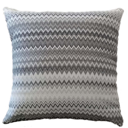 Plaid Bohème Mia avec Motif à Rayures Tribales et Bords à Pompons en Polyester Doux pour Canapés et Lits aux Couleurs Apaisantes par OLIVIA ROCCO