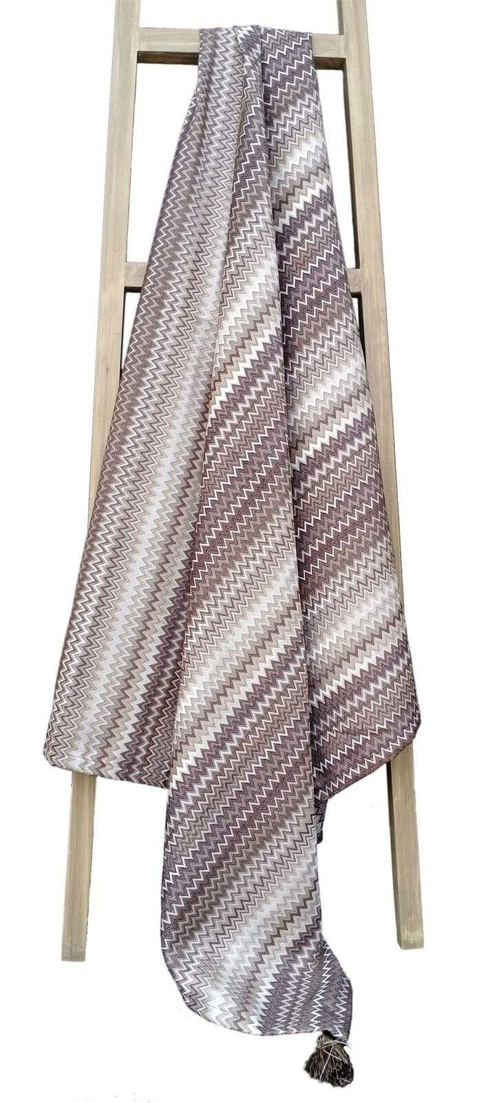 Plaid Bohème Mia avec Motif à Rayures Tribales et Bords à Pompons en Polyester Doux pour Canapés et Lits aux Couleurs Apaisantes par OLIVIA ROCCO