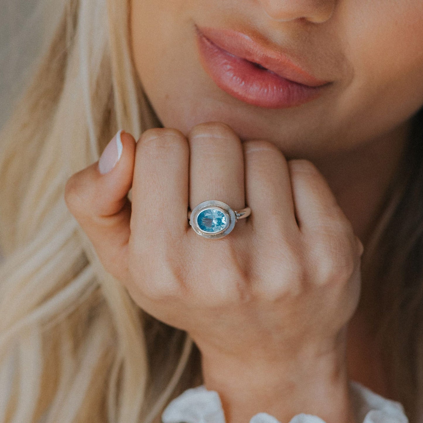 Bague avec Topaze Bleue Ciel taille ovale - Avery