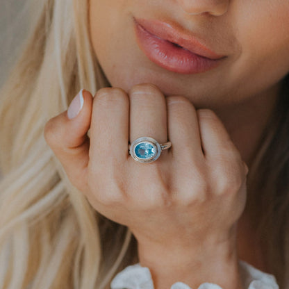 Bague avec Topaze Bleue Ciel taille ovale - Avery