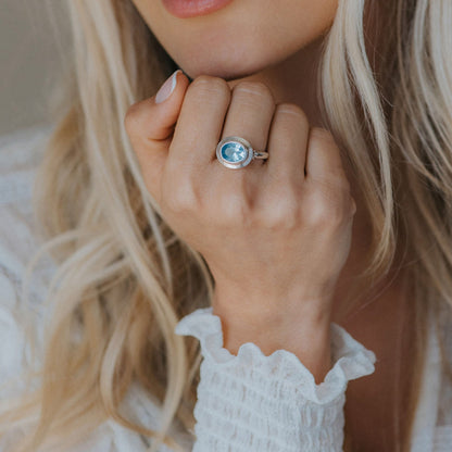 Bague avec Topaze Bleue Ciel taille ovale - Avery