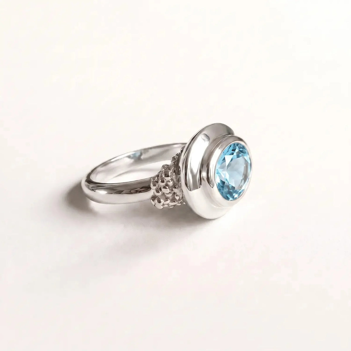 Bague avec Topaze Bleue Ciel taille ovale - Avery