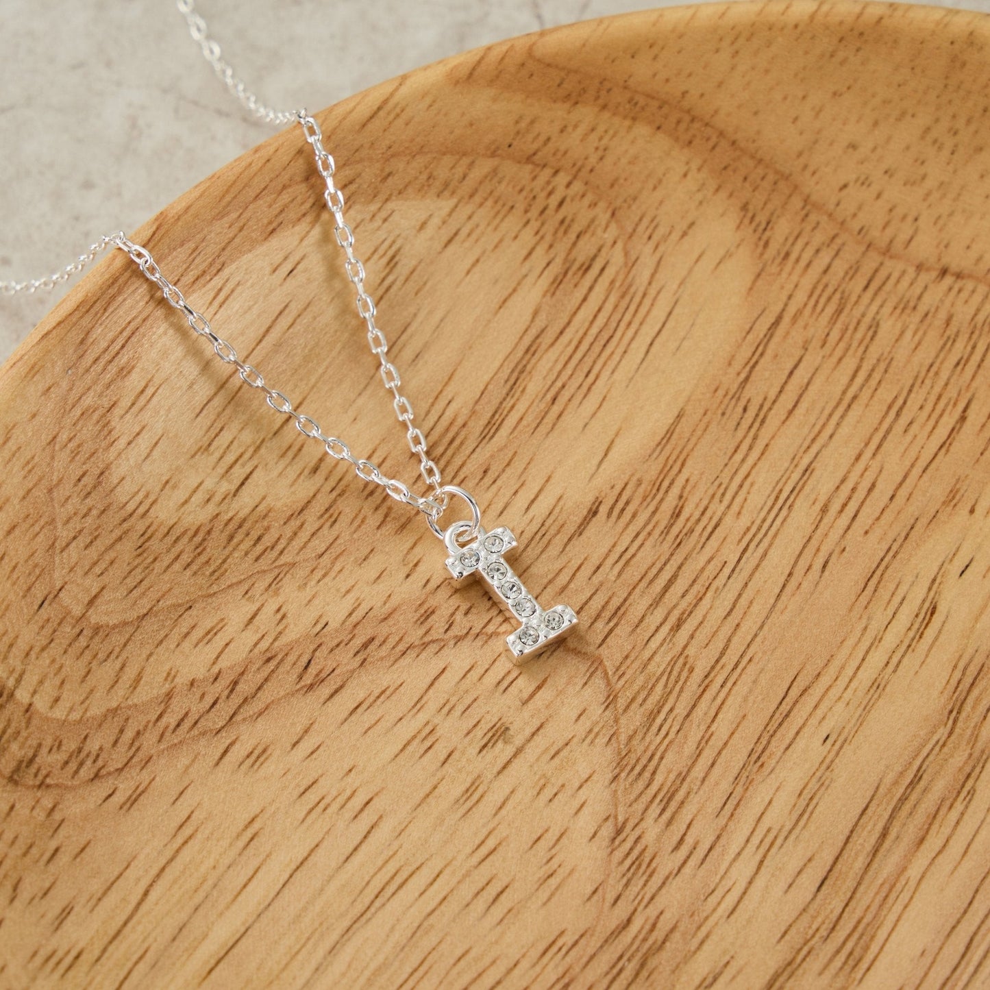 Collier initial pavé lettre I créé avec des cristaux Zircondia®