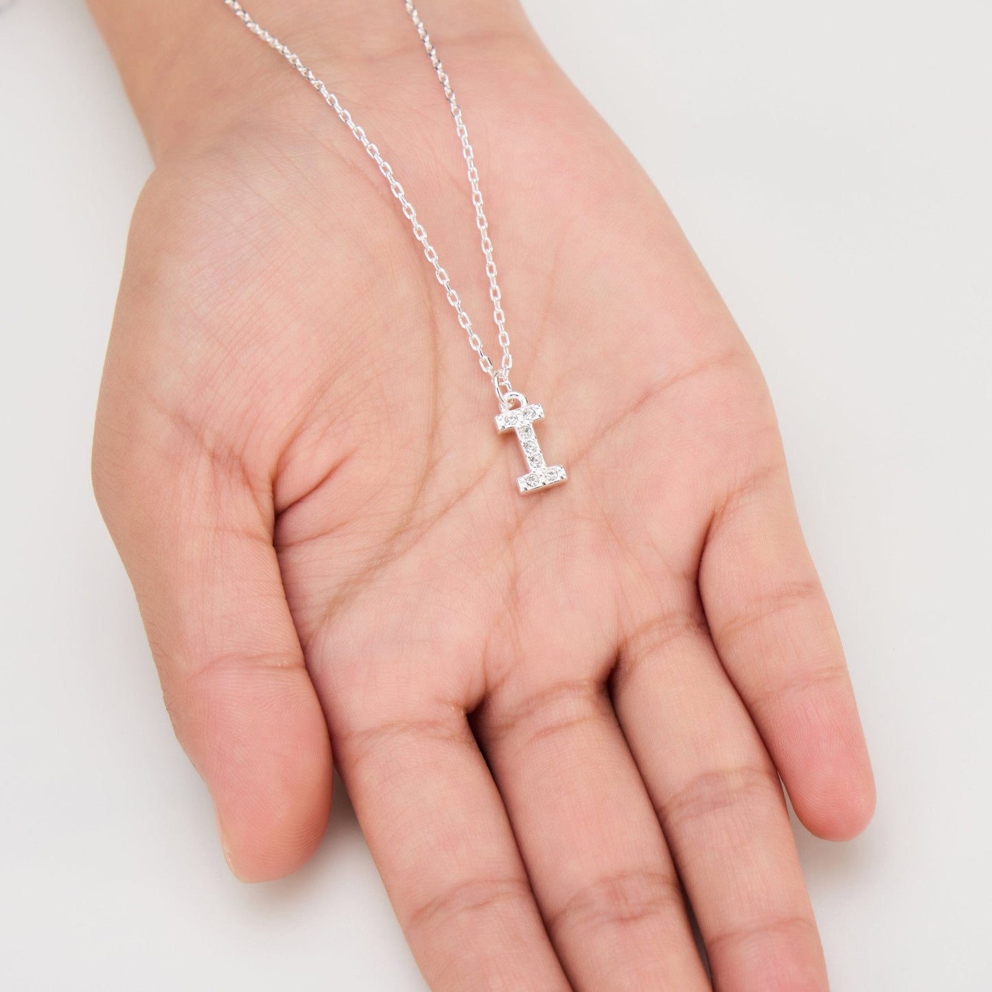 Collier initial pavé lettre I créé avec des cristaux Zircondia®