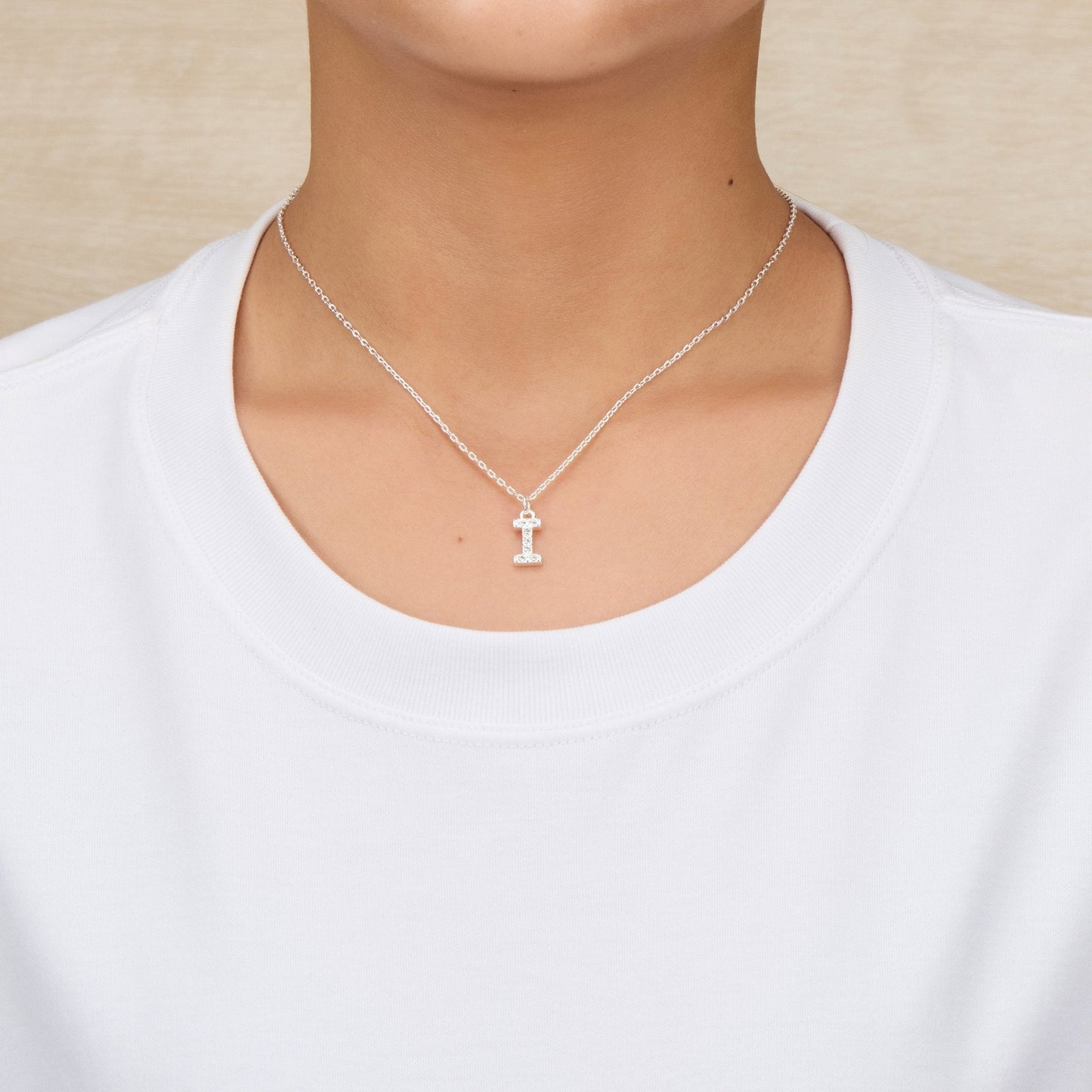 Collier initial pavé lettre I créé avec des cristaux Zircondia®