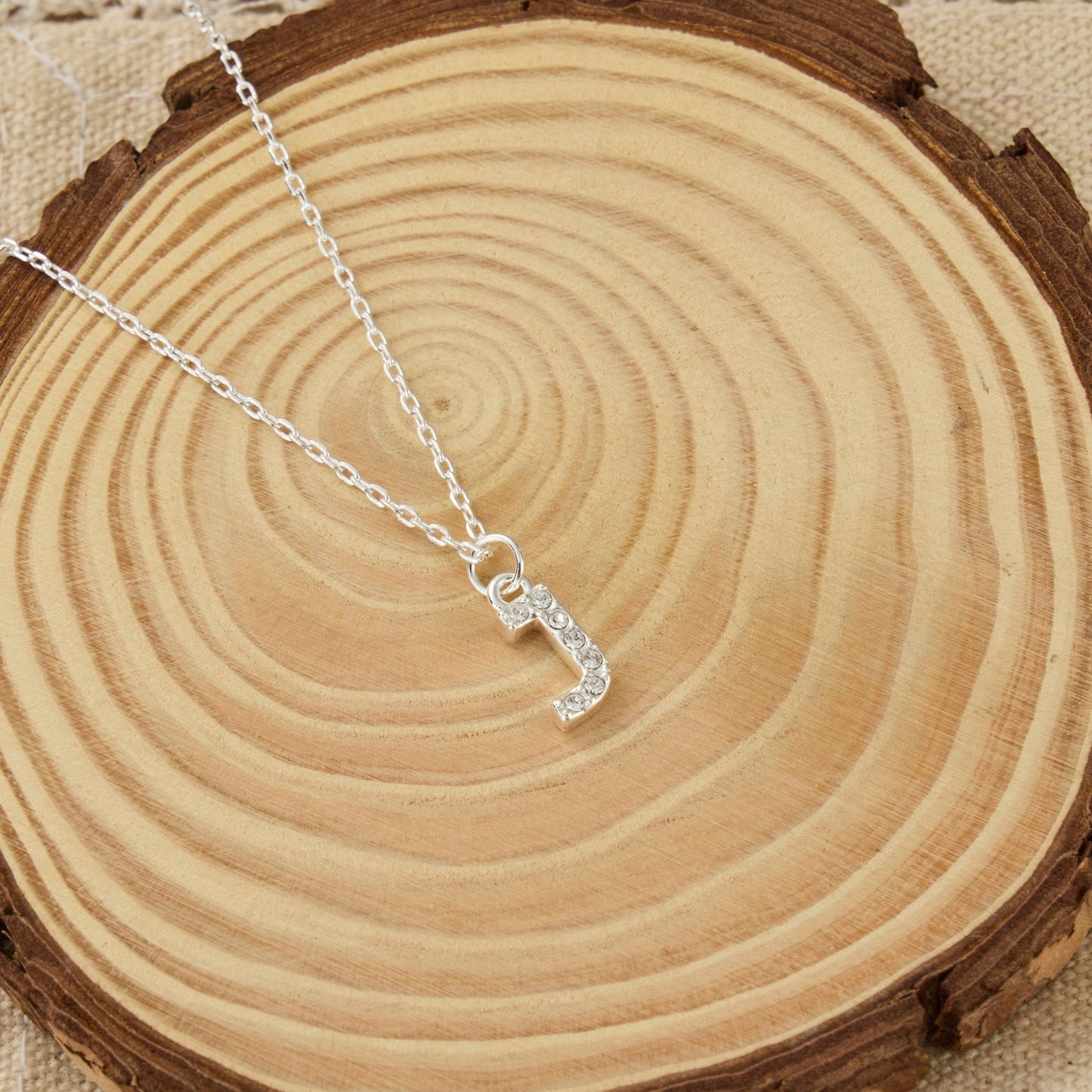 Collier initial Pave lettre J créé avec des cristaux Zircondia®
