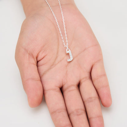 Collier initial Pave lettre J créé avec des cristaux Zircondia®