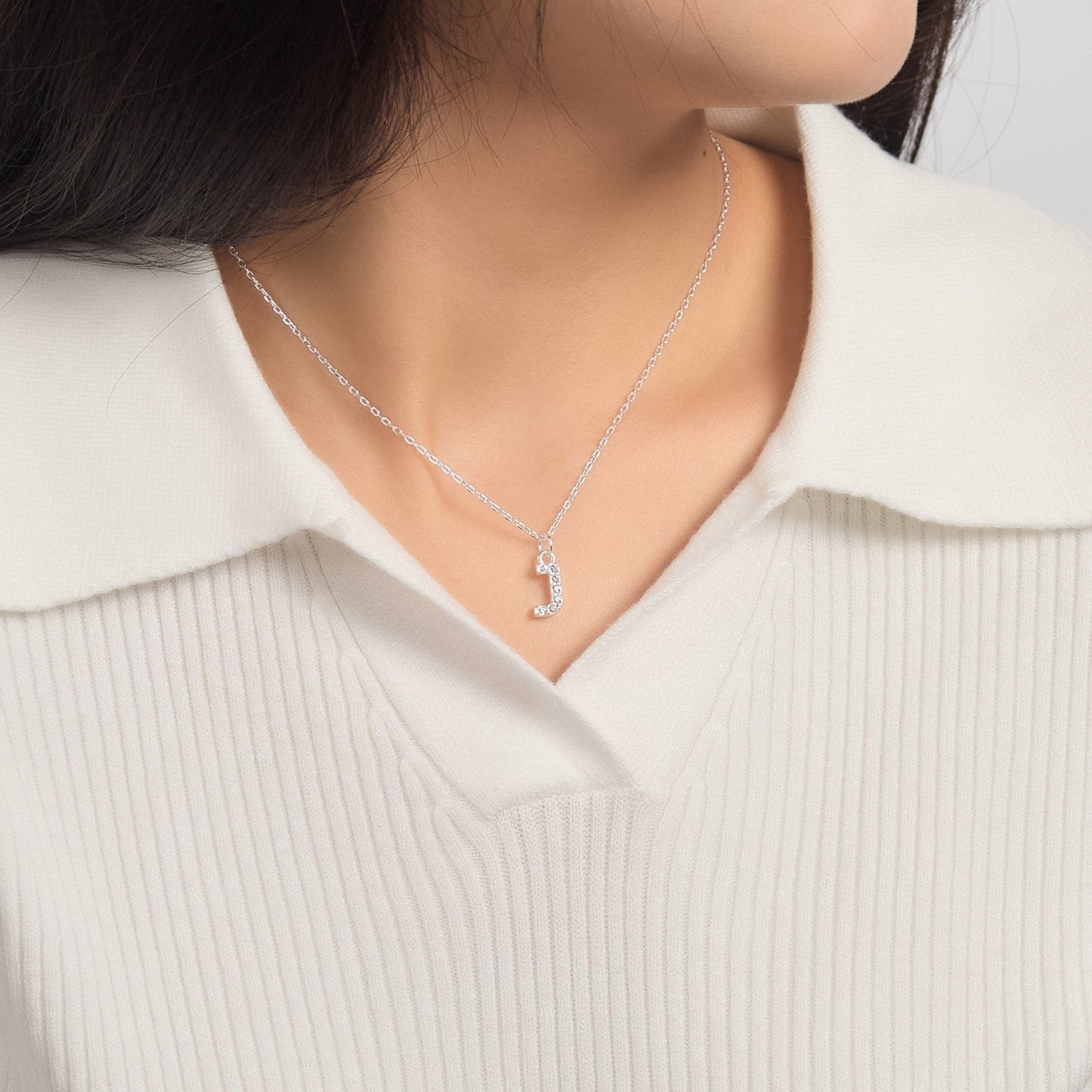 Collier initial Pave lettre J créé avec des cristaux Zircondia®