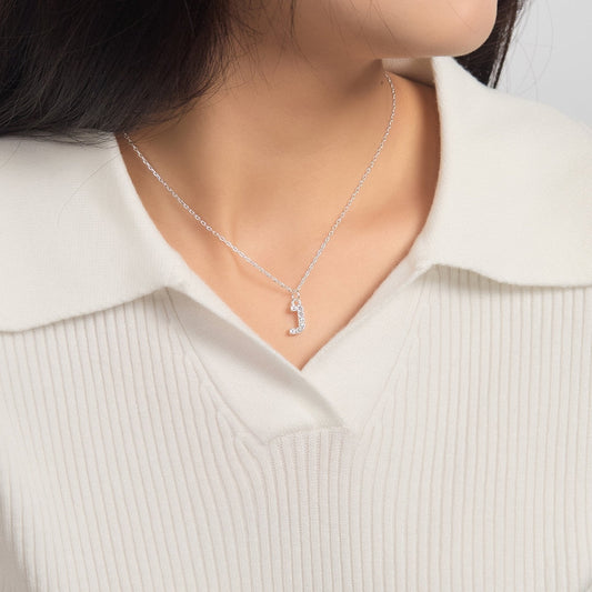 Collier initial Pave lettre J créé avec des cristaux Zircondia®