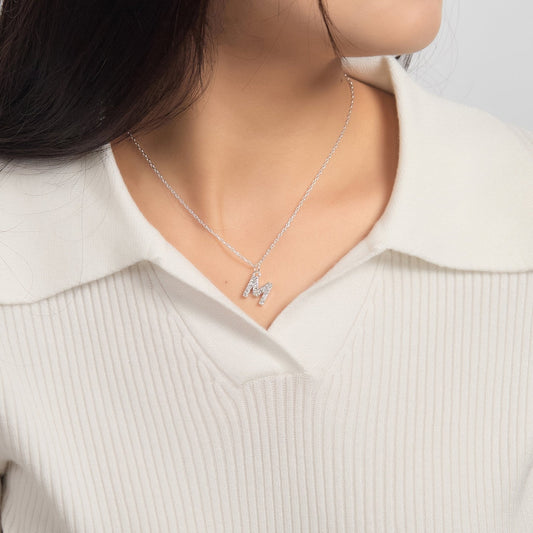 Collier initial pavé lettre M orné de cristaux Zircondia®