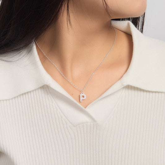 Collier initial pavé lettre P créé avec des cristaux Zircondia®