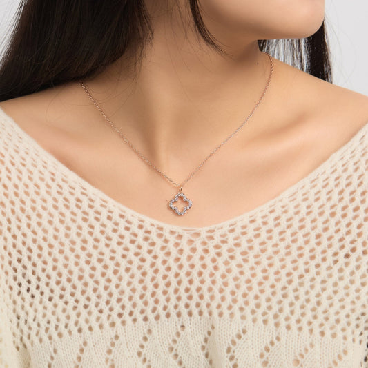Collier trèfle plaqué or rose orné de cristaux Zircondia®