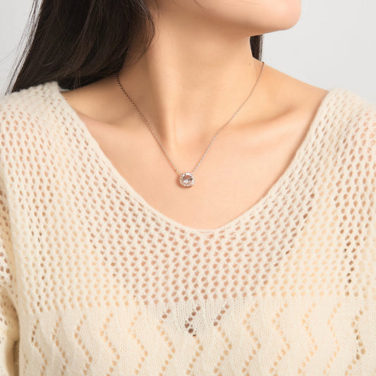 Collier halo plaqué or rose créé avec des cristaux Zircondia®
