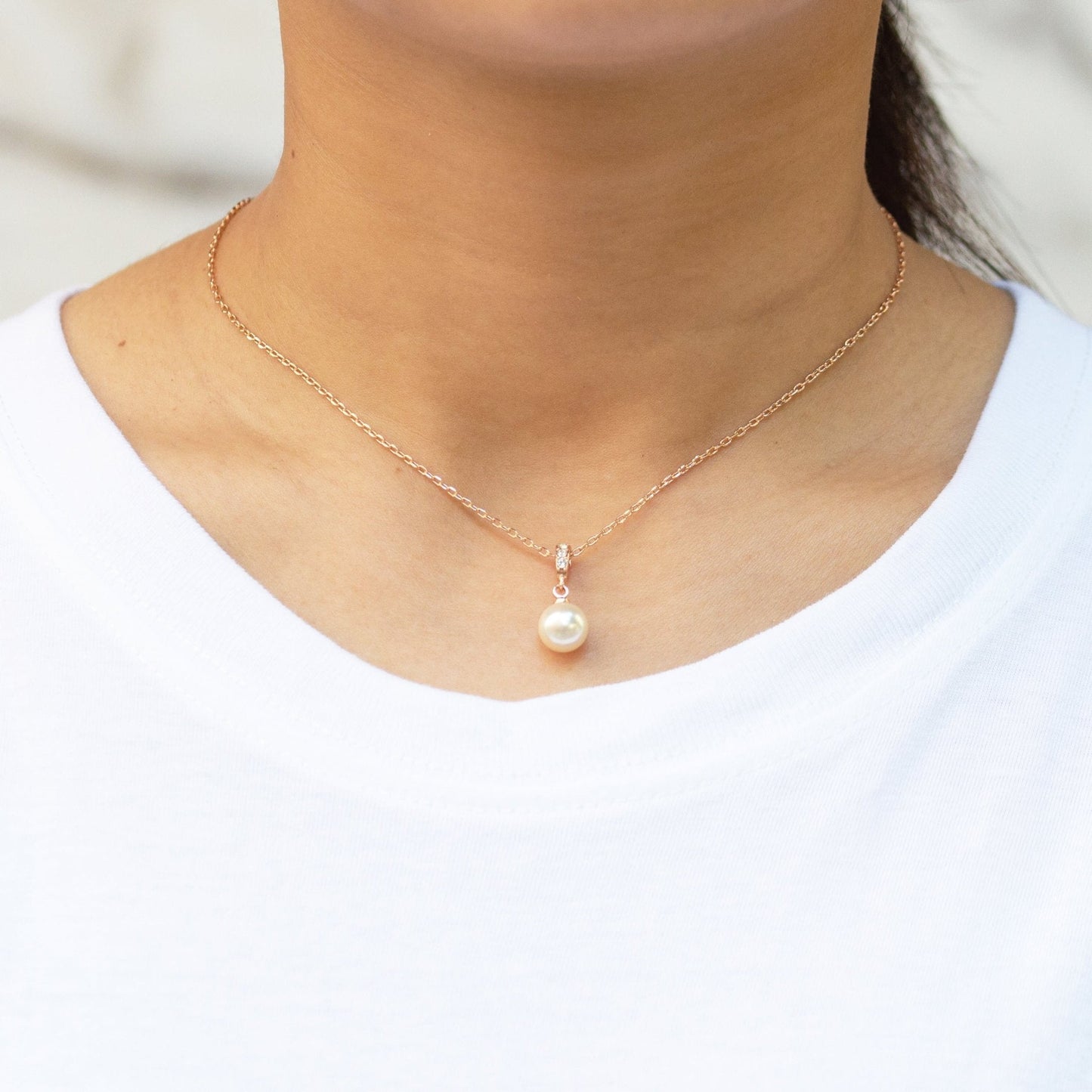 Collier pendentif perle plaqué or rose orné de cristaux Zircondia®