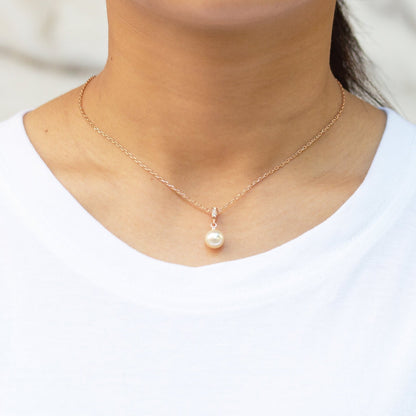 Collier pendentif perle plaqué or rose orné de cristaux Zircondia®