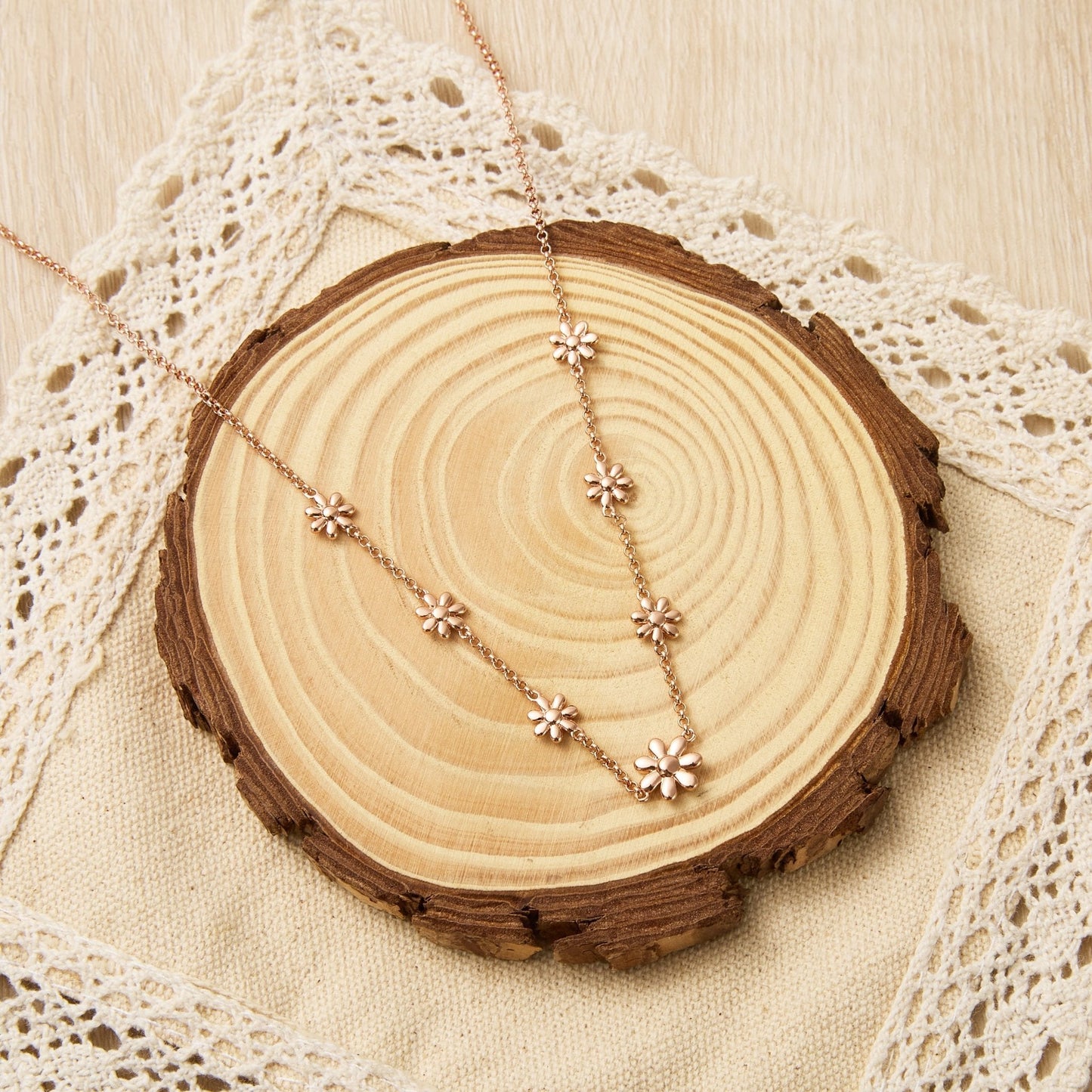 Collier multi-marguerites plaqué or rose
