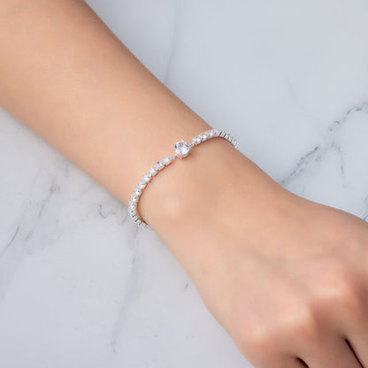 Bracelet de tennis solitaire rond créé avec des cristaux Zircondia®