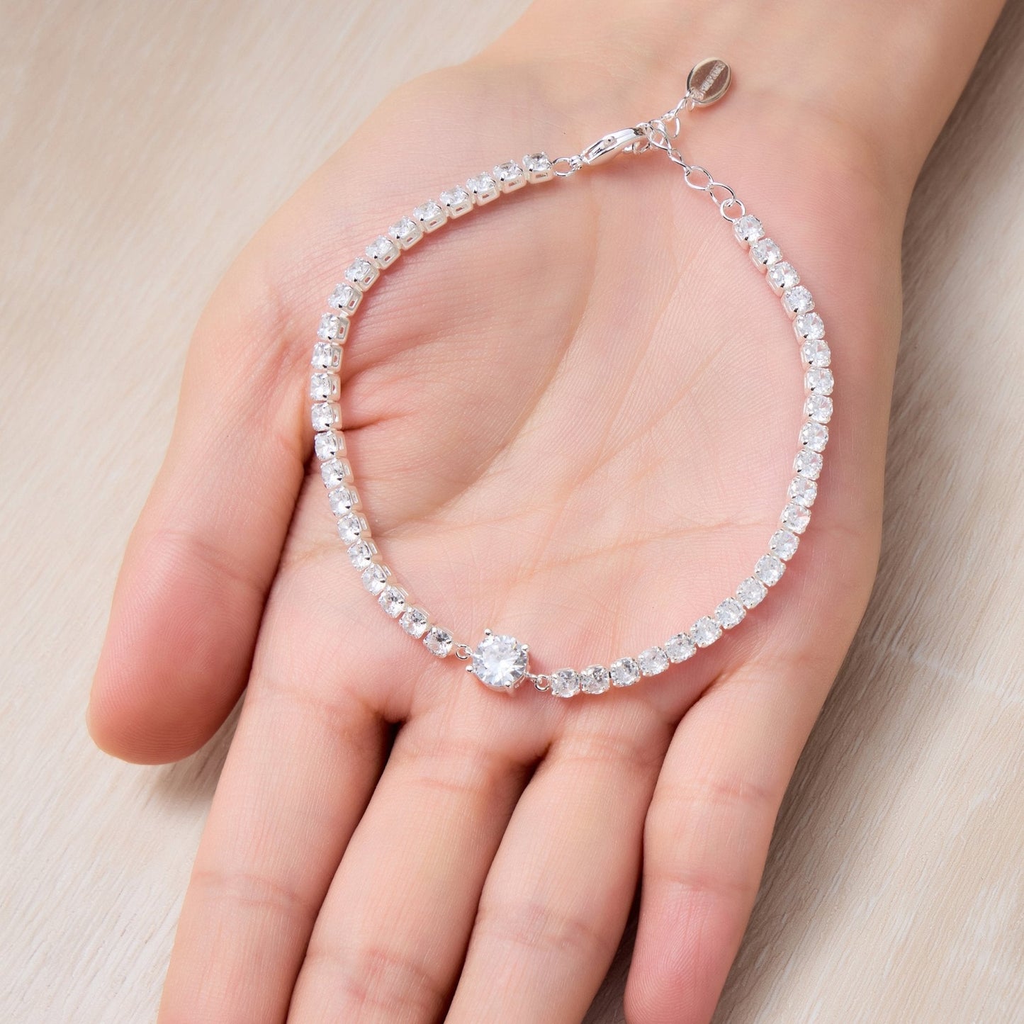 Bracelet de tennis solitaire rond créé avec des cristaux Zircondia®
