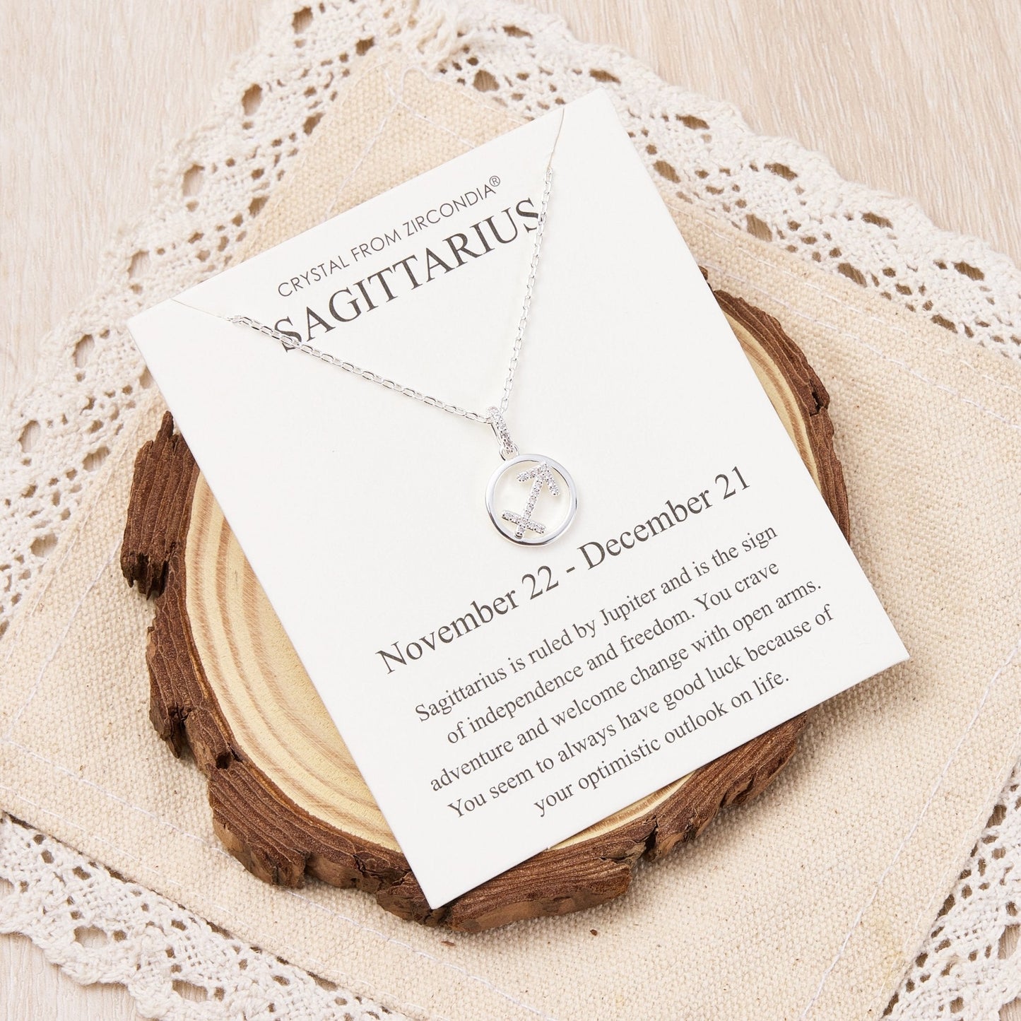 Collier signe astrologique Sagittaire et carte citation avec cristaux Zircondia®